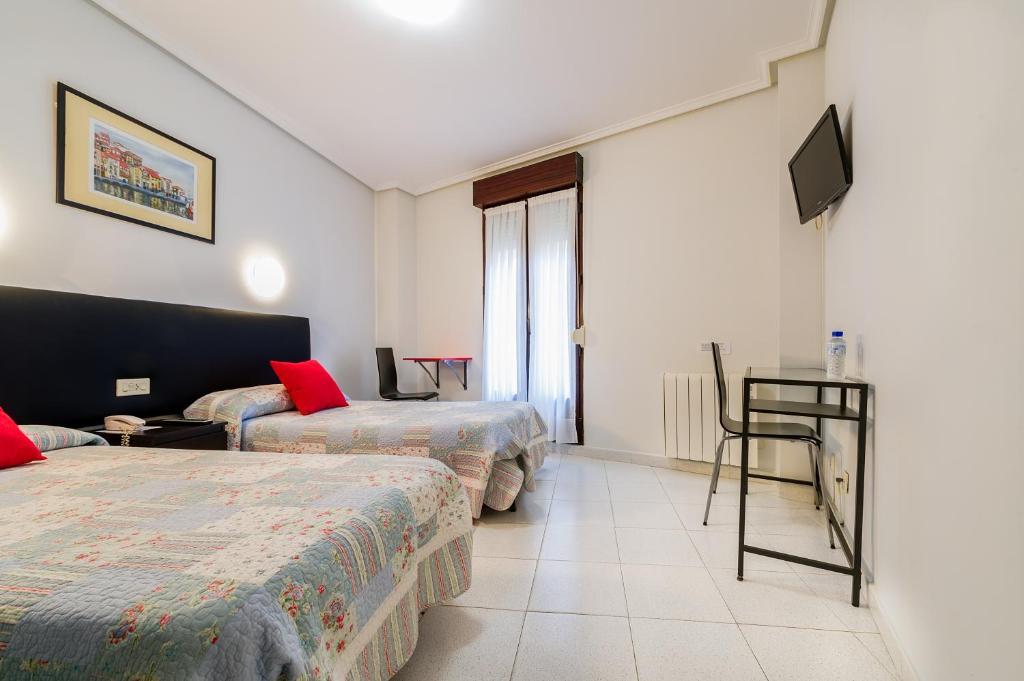 Pension La Mar Castro Urdiales Room photo